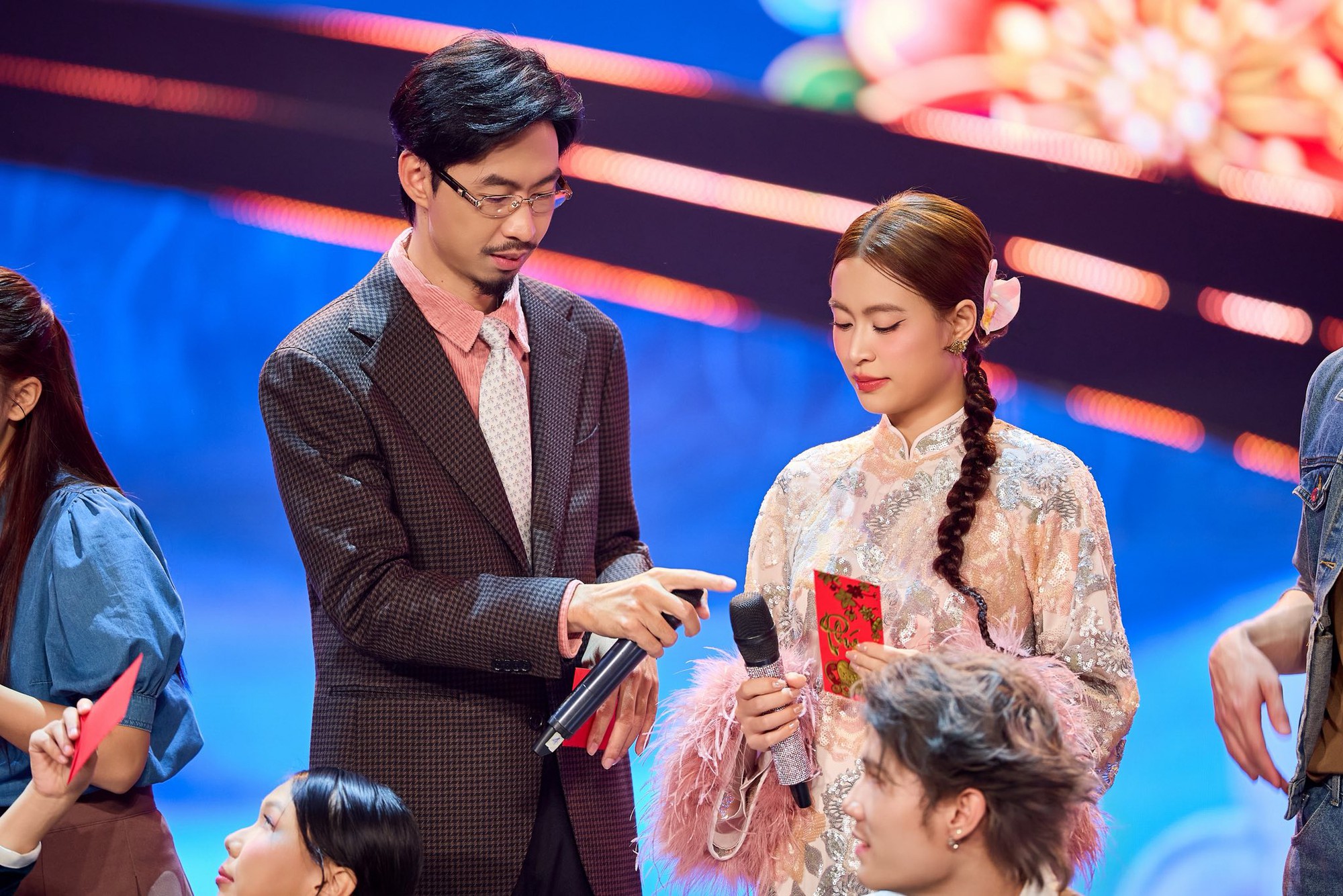 Cư dân mạng xôn xao vì cho rằng Hoàng Thuỳ Linh và Đen Vâu ngầm công khai sau thời gian dài bên nhau kín tiếng