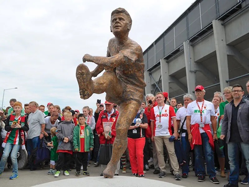 Helmut Haller được dựng tượng ở Augsburg.