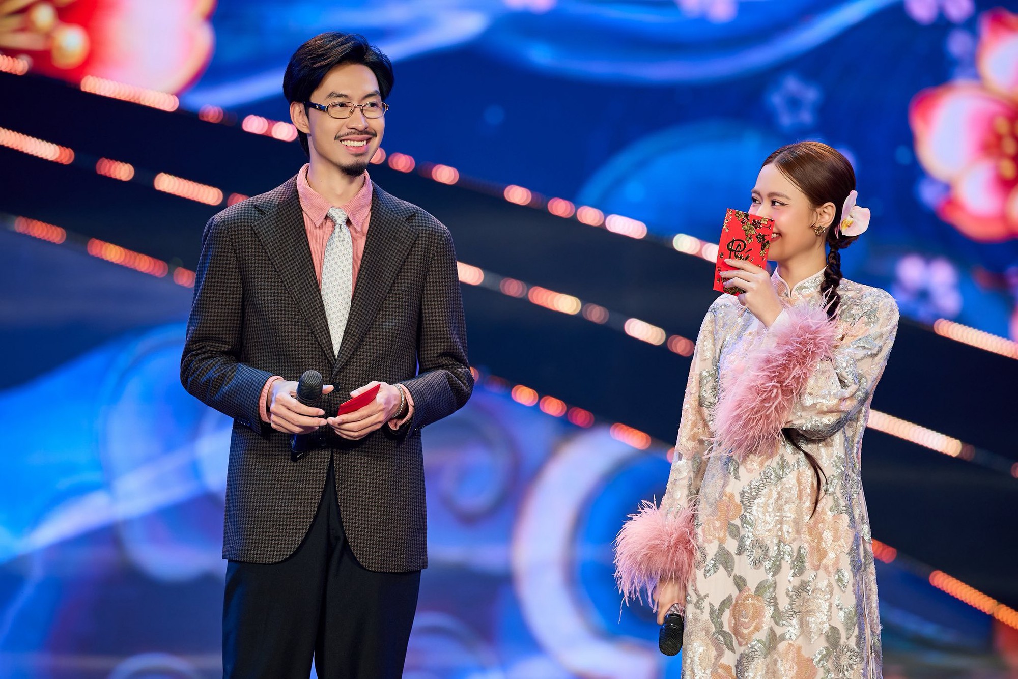 Đây không phải lần đầu cả hai đứng chung sân khấu nhưng cách Hoàng Thuỳ Linh chia sẻ và kèm theo dòng trạng thái 'Vị Nhà' đã khiến dân tình bàn tán tưng bừng