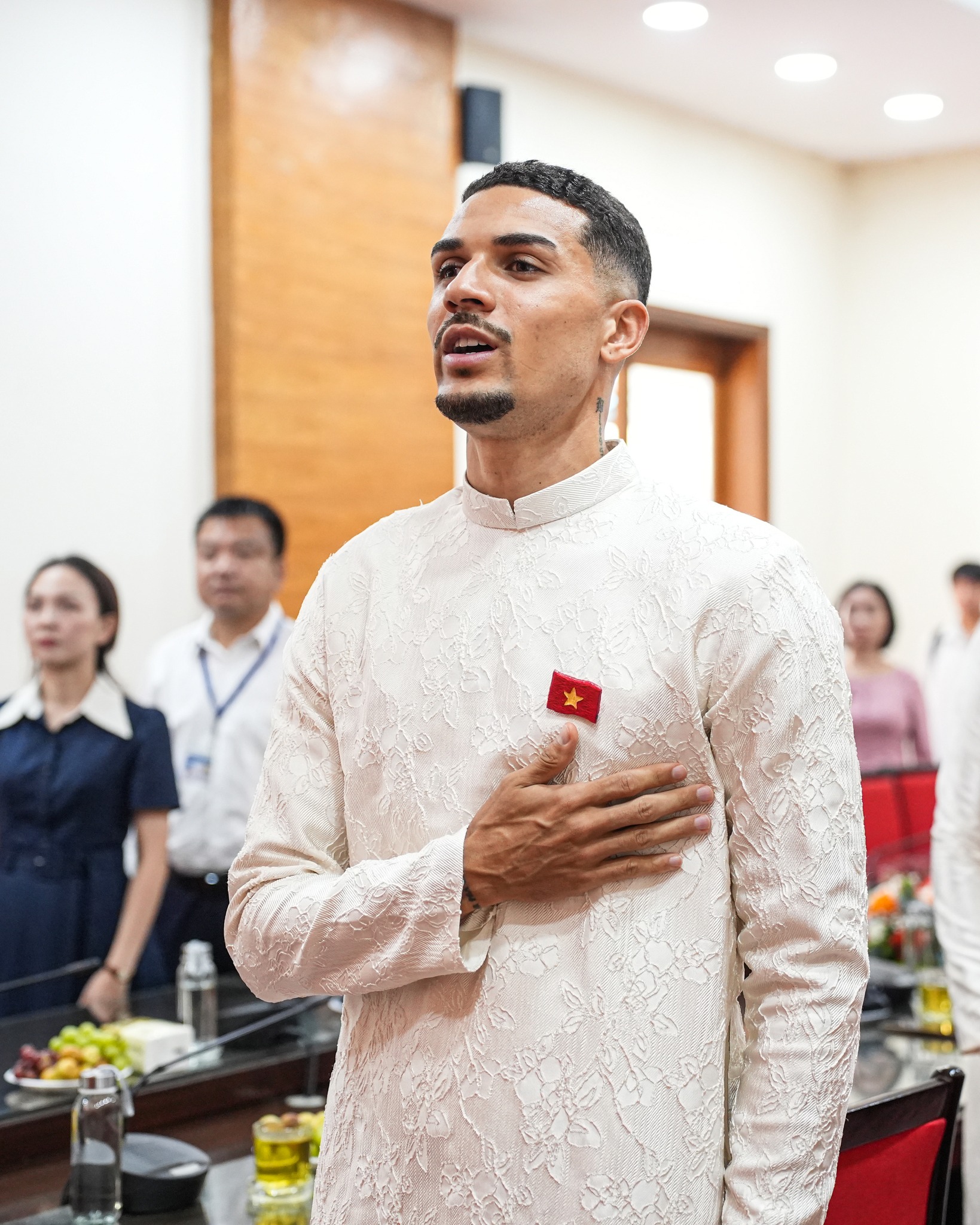 Đỗ Hoàng Hên tự hào hát Quốc ca Việt Nam