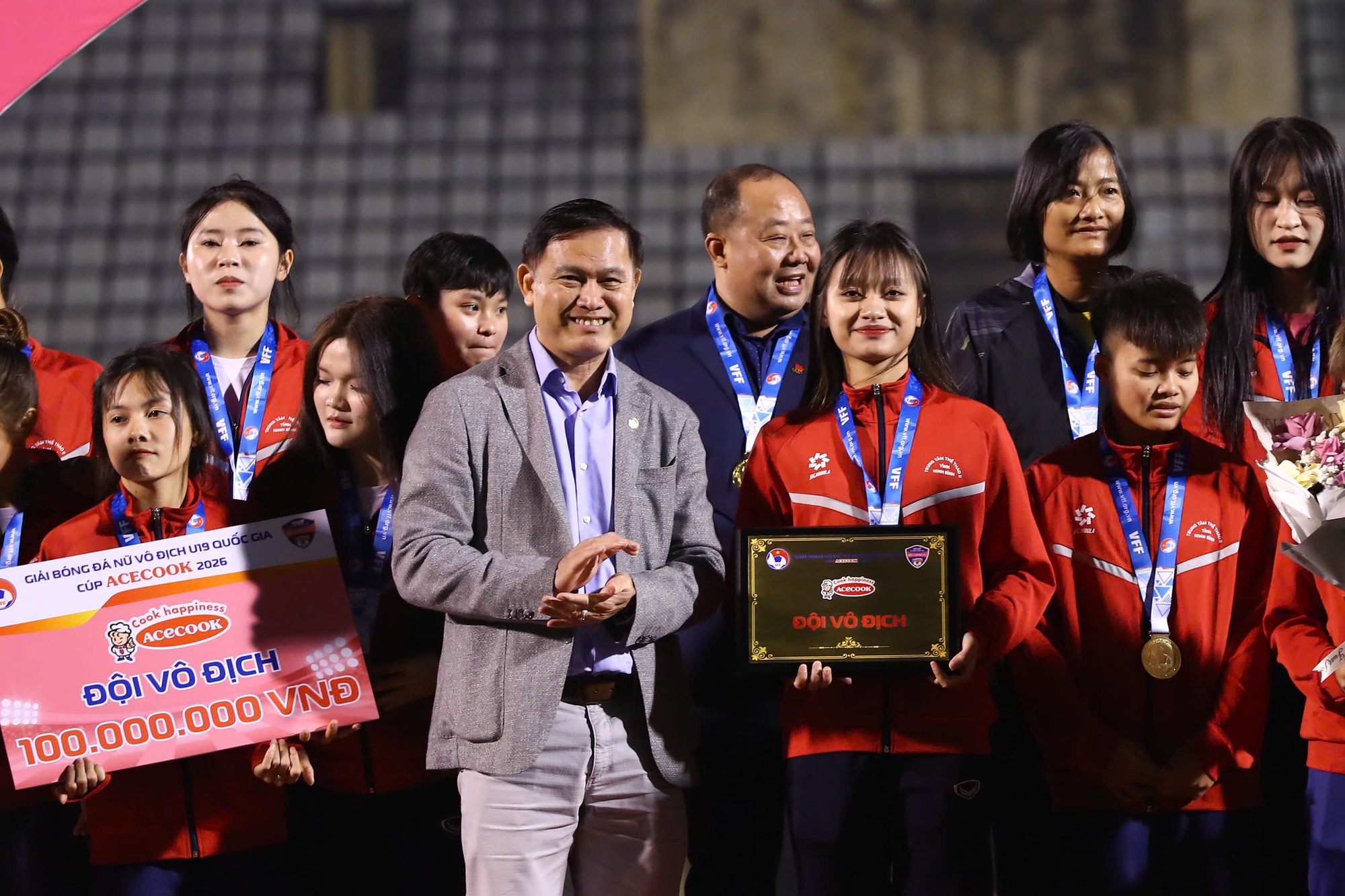 Các cầu thủ Phong Phú Hà Nam nhận cup vô địch