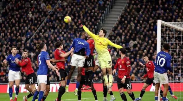 Lammens có khả năng làm chủ không gian cực tốt. Lammens kiểm soát khu vực khung thành