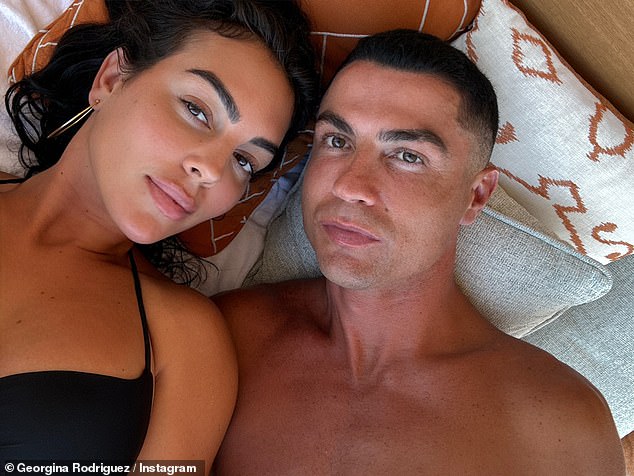 Cristiano đính hôn với Georgina Rodriguez Cristiano Ronaldo bên Georgina Rodriguez