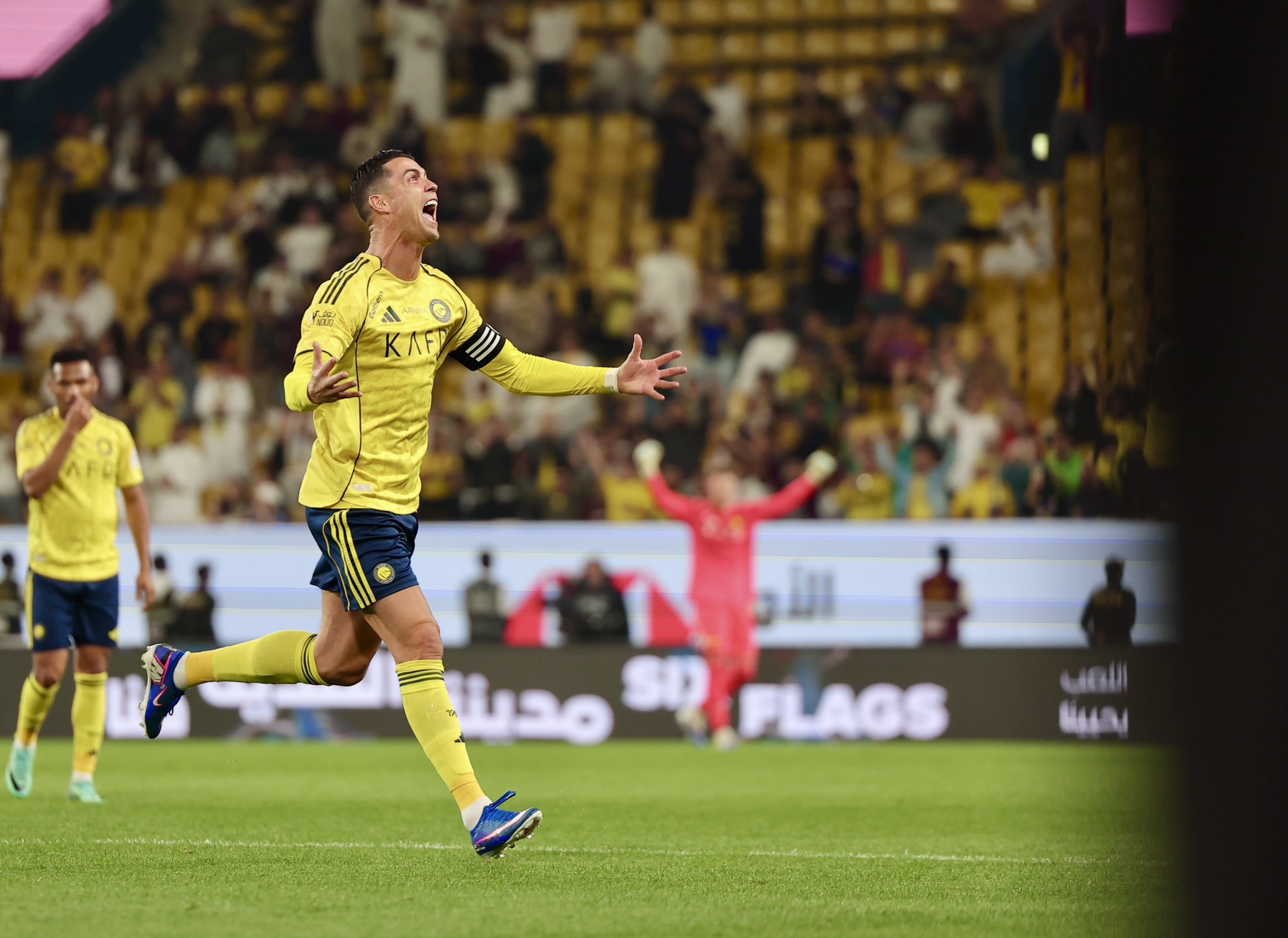 Cristiano Ronaldo phấn khích với cú đúp vào lưới Al-Hazem Ronaldo - Ảnh 1.