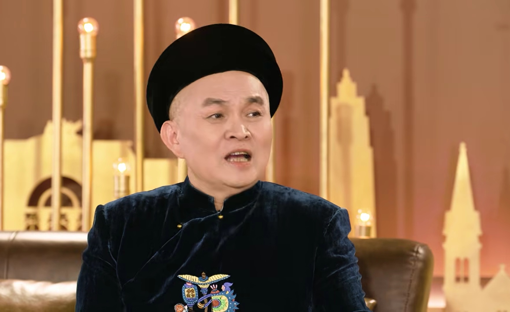 Nghệ sĩ Xuân Hinh đang trò chuyện