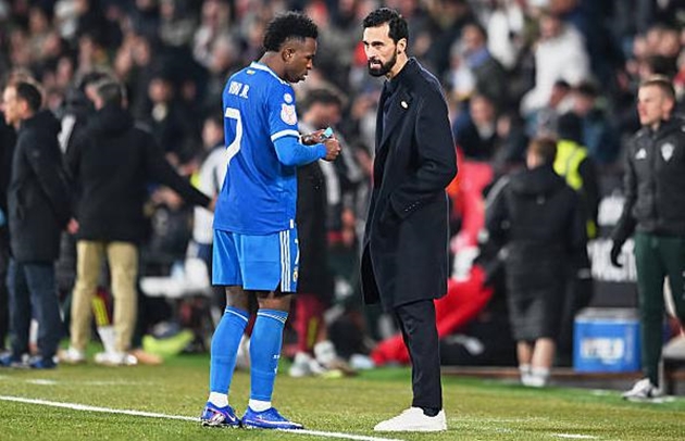 Alvaro Arbeloa hỗ trợ Vinicius Junior phát triển