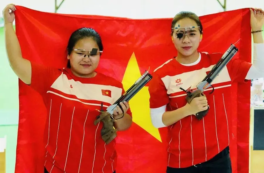 Nguyễn Thùy Trang và Trịnh Thu Vinh thi đấu súng ngắn