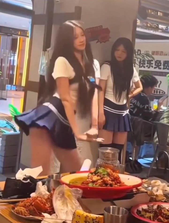 Dancer chuyên nghiệp biểu diễn tại quán lẩu