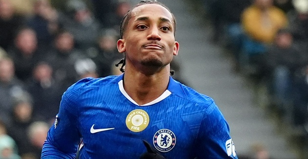 Pedro tái hiện hình bóng Costa ở Chelsea.