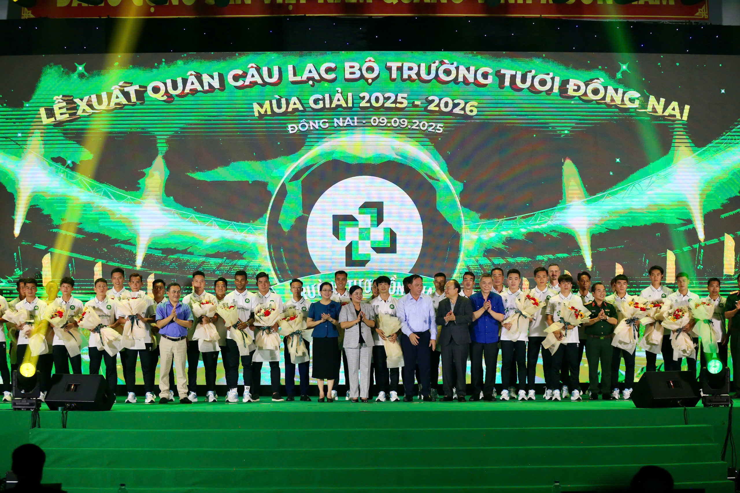 Sự việc - Ý kiến: Tiêu tiền kiểu bóng đá Việt Nam - Ảnh 1.