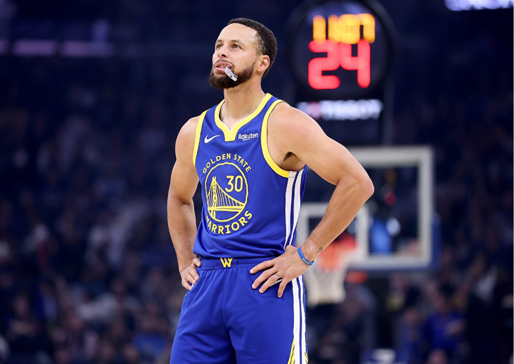 Kristaps Porziņģis ra mắt Warriors Kristaps Porziņģis ghi điểm trong trận đầu