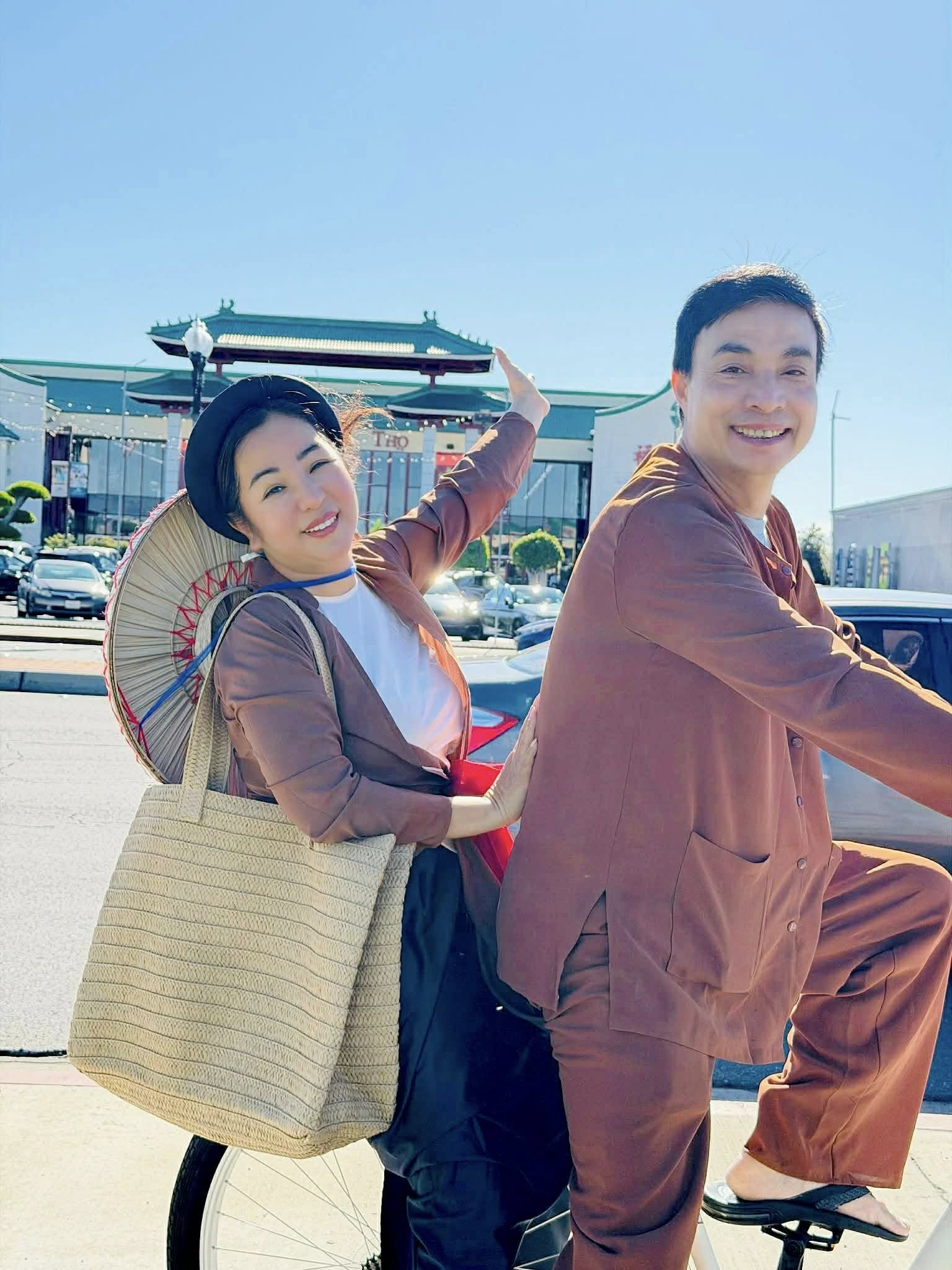 Bố Xuân Mai - Ảnh 2. Bố Xuân Mai bán bánh chưng và giò thủ ở Mỹ