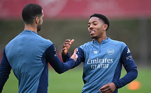 Myles Lewis-Skelly thay thế Mikel Merino