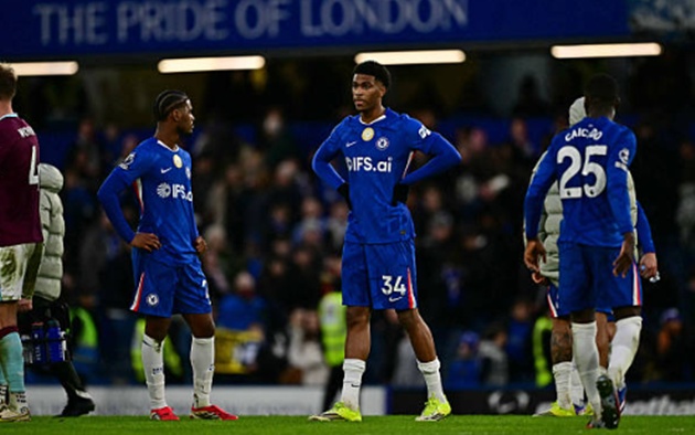 Chelsea đánh rơi chiến thắng trong những phút cuối