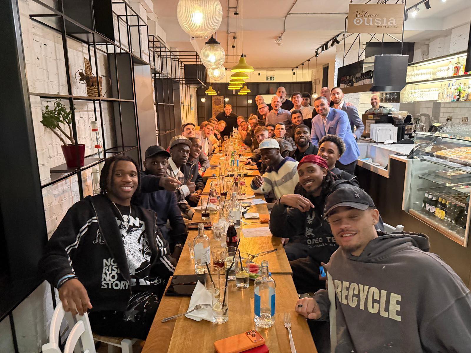 Cầu thủ Tottenham ăn tối tại Ousia