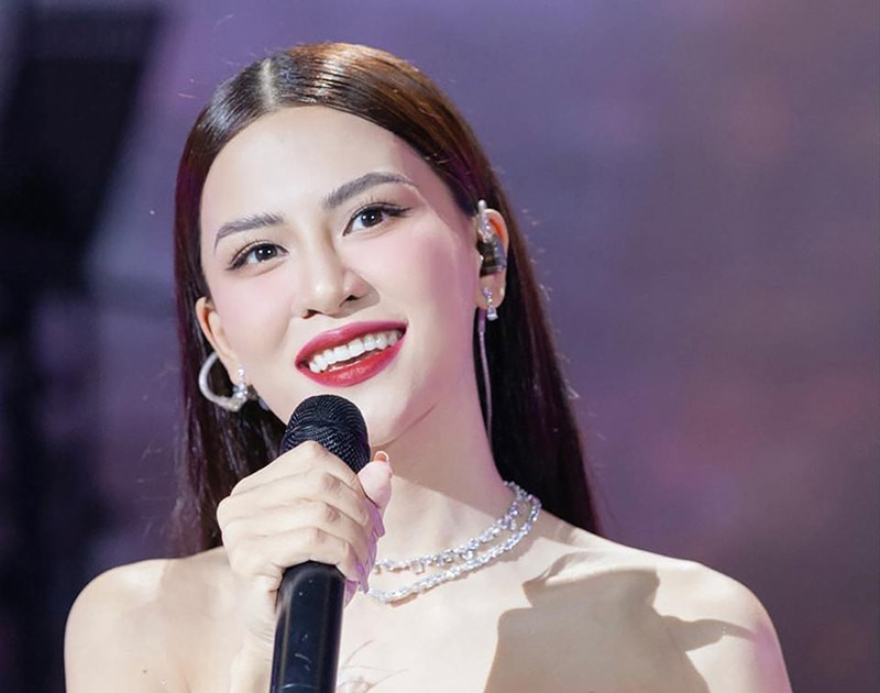 Hà Nhi tham gia chơi pickleball