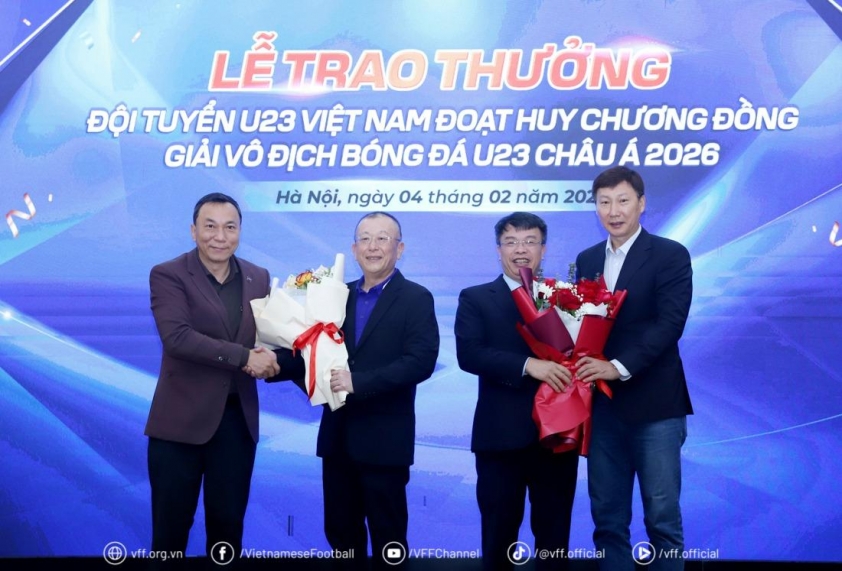 HLV Kim Sang Sik cùng đội U23 Việt Nam