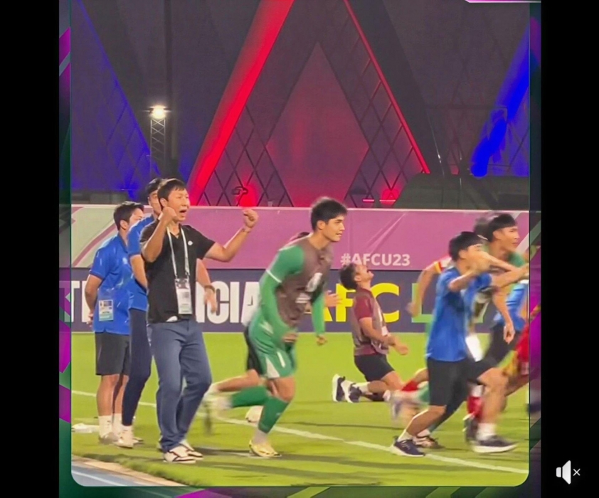 HLV Kim Sang Sik trên băng ghế huấn luyện