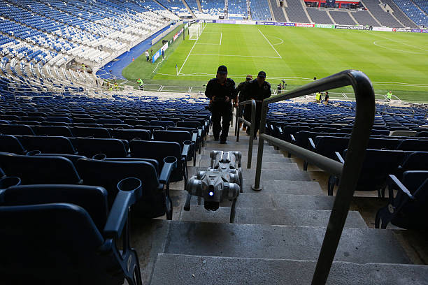 Chó robot tuần tra sân vận động