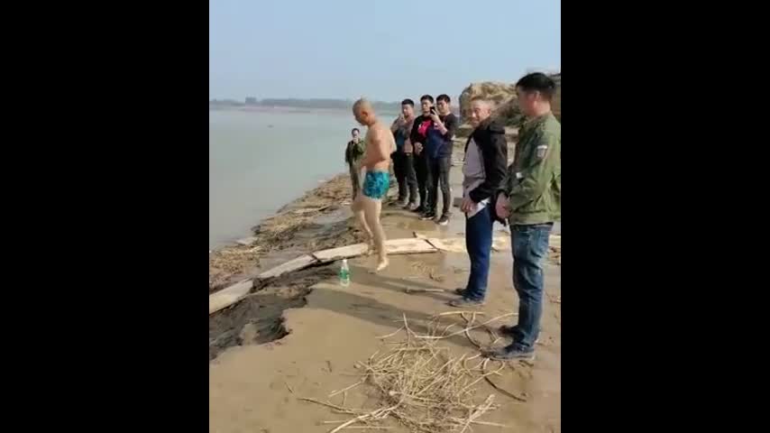 Video biểu diễn chạy trên mặt nước của Thích Lý Lượng