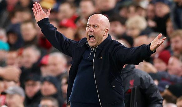 Arne Slot không hài lòng với các quyết định của trọng tài.