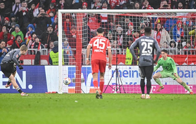 Frankfurt nỗ lực gỡ lại 2 bàn.