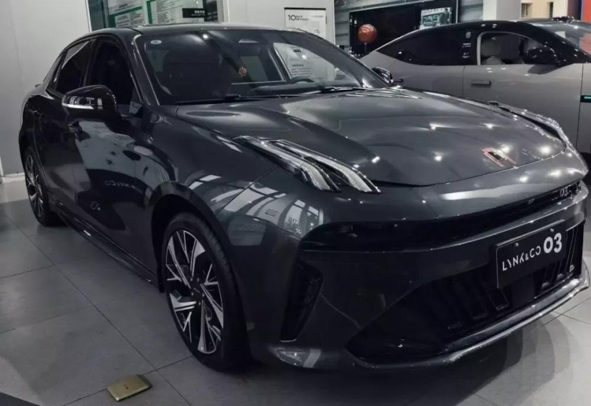 Sedan Lynk & Co 03 tiêu chuẩn