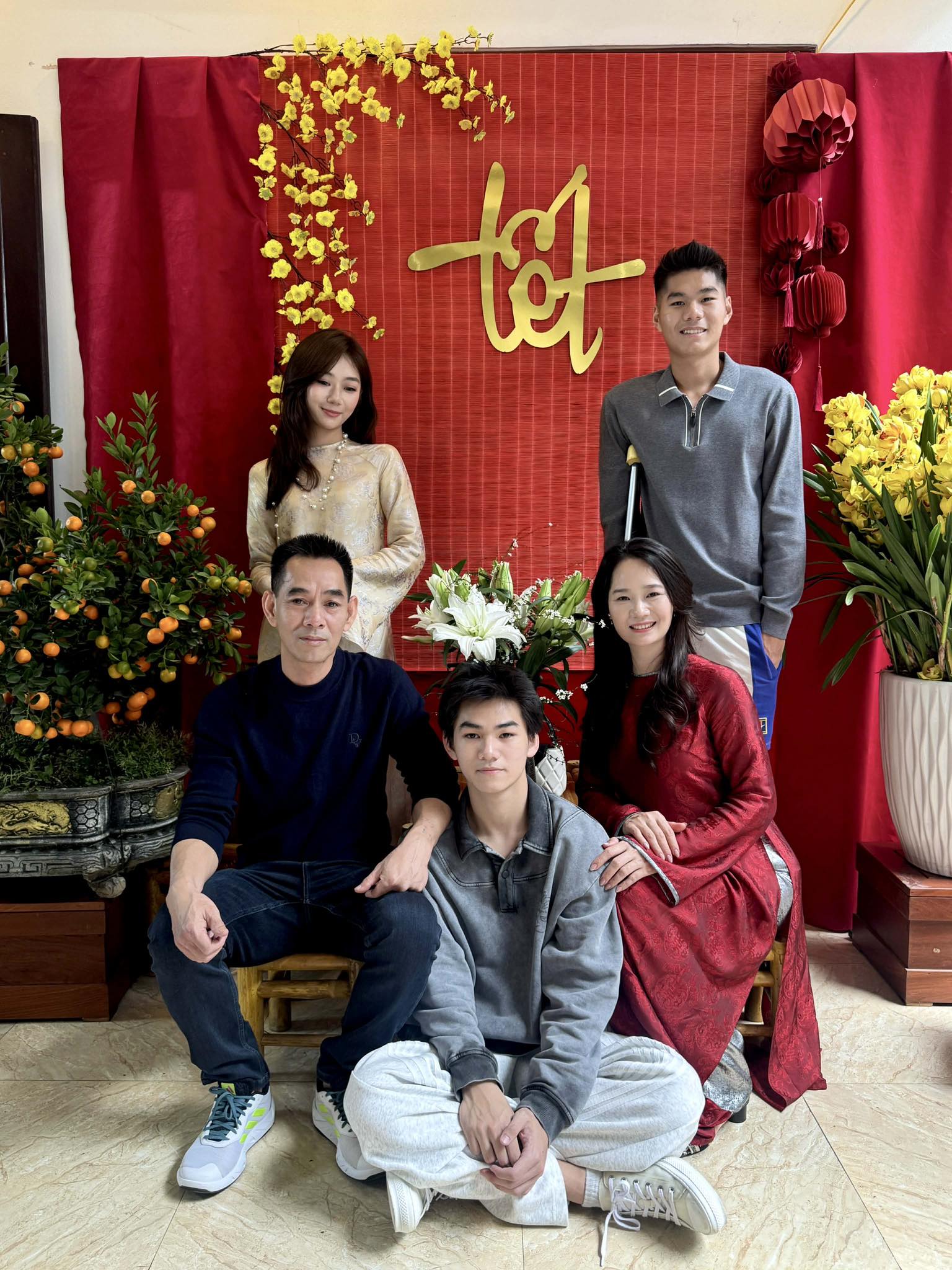 Nguyễn Hiểu Minh cùng bố mẹ và 2 em đi du Xuân