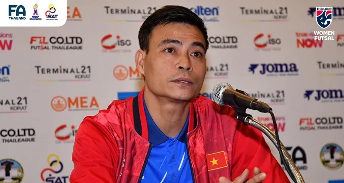 Huấn luyện viên Nguyễn Đình Hoàng phát biểu trước trận