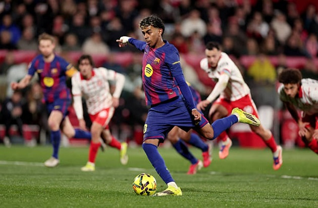 Lamine Yamal đá hỏng penalty