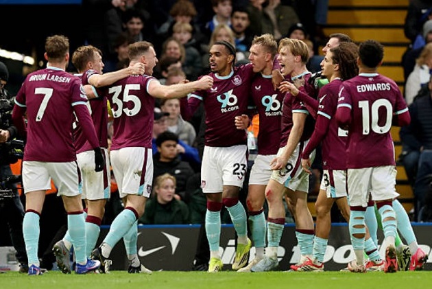 Burnley xứng đáng có điểm tại Stamford Bridge.