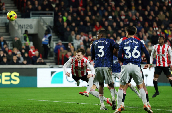 Arsenal bị Brentford trừng phạt bởi chính vũ khí sở trường của mình.