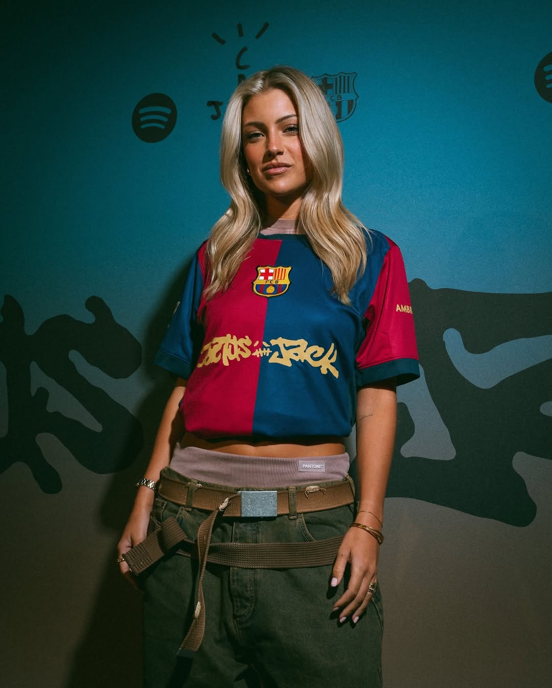 Cô nàng khoe ảnh chụp ảnh với biểu tượng Barca