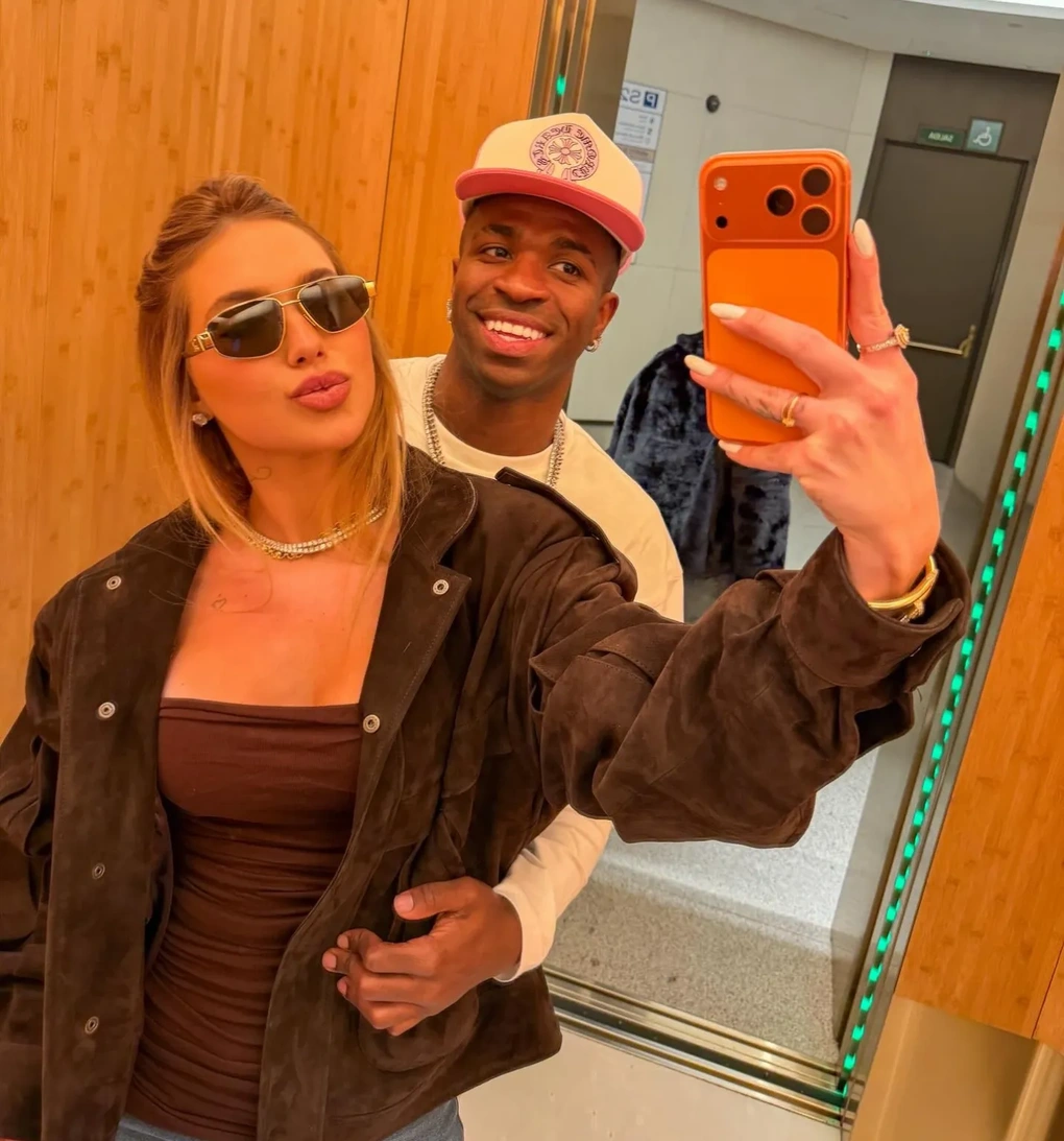 Bạn gái Vinicius ăn mặc táo bạo kiểu miêu nữ, CĐV trầm trồ khen ngợi - 4