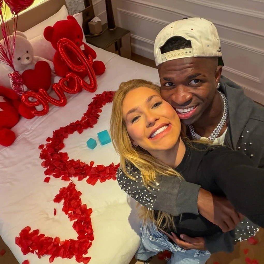 Bạn gái Vinicius ăn mặc táo bạo kiểu miêu nữ, CĐV trầm trồ khen ngợi - 7