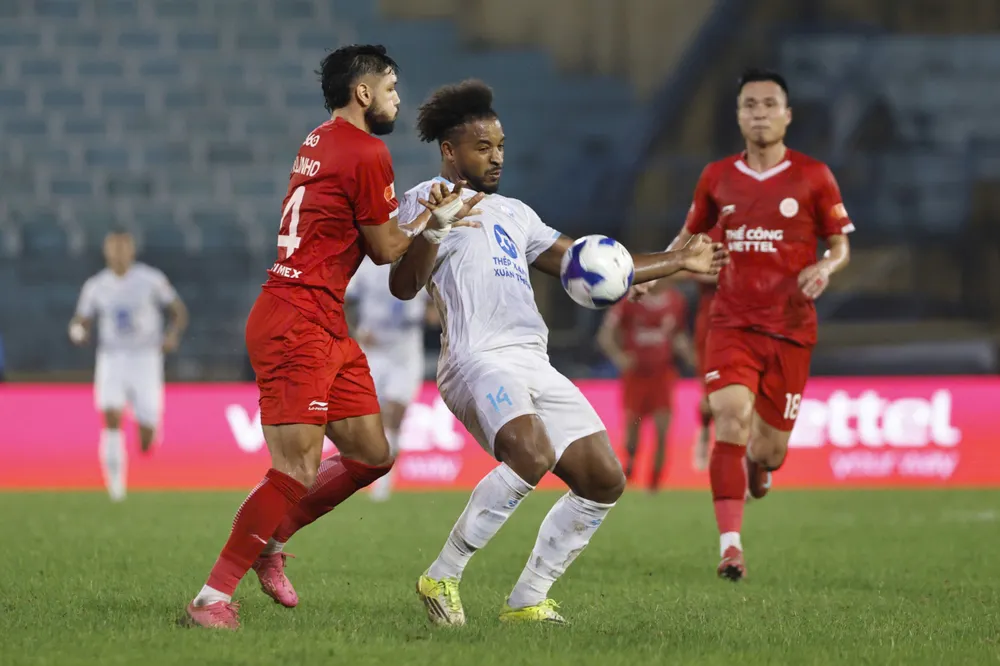 Nguyễn Xuân Son cùng các đồng đội tại Nam Định tiếp tục thể hiện phong độ bạc nhược Nguyễn Xuân Son và đồng đội Nam Định phong độ yếu