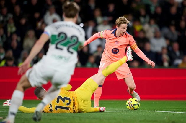 Frenkie de Jong lập công cho Barca