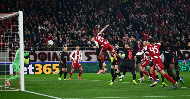 Olympiacos thắng Leverkusen trên sân nhà