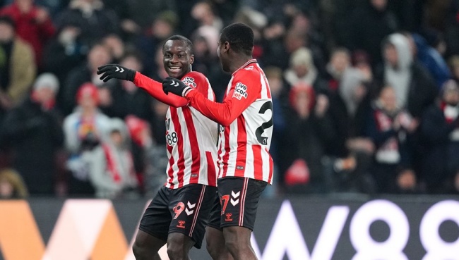 Sunderland thắng Burnley