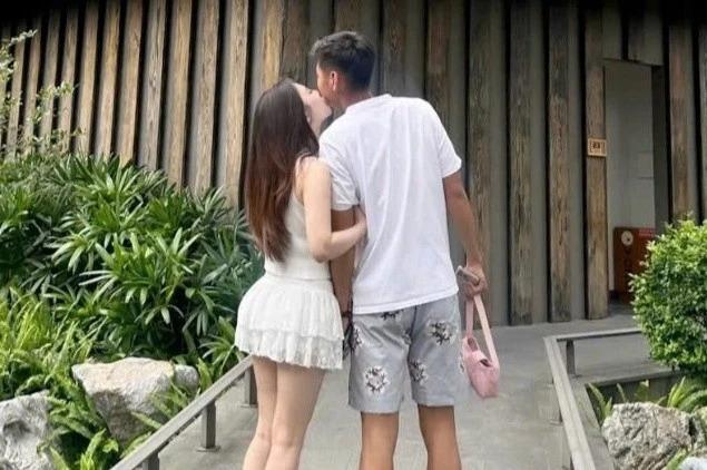 Hiểu Minh công khai bạn gái nhân dịp Lễ Tình nhân Hiểu Minh và bạn gái