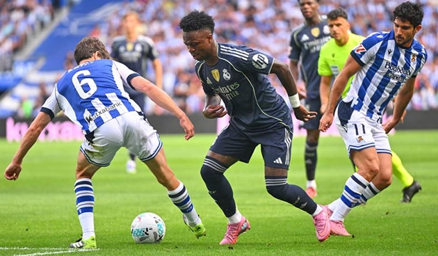 Vinicius gây áp lực lên hàng thủ Sociedad