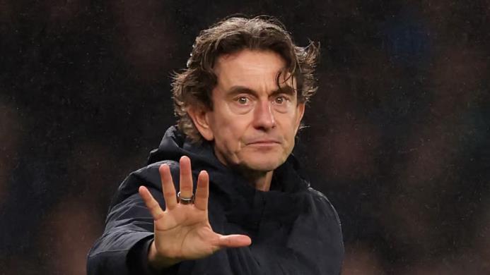 HLV Frank gặp áp lực lớn.