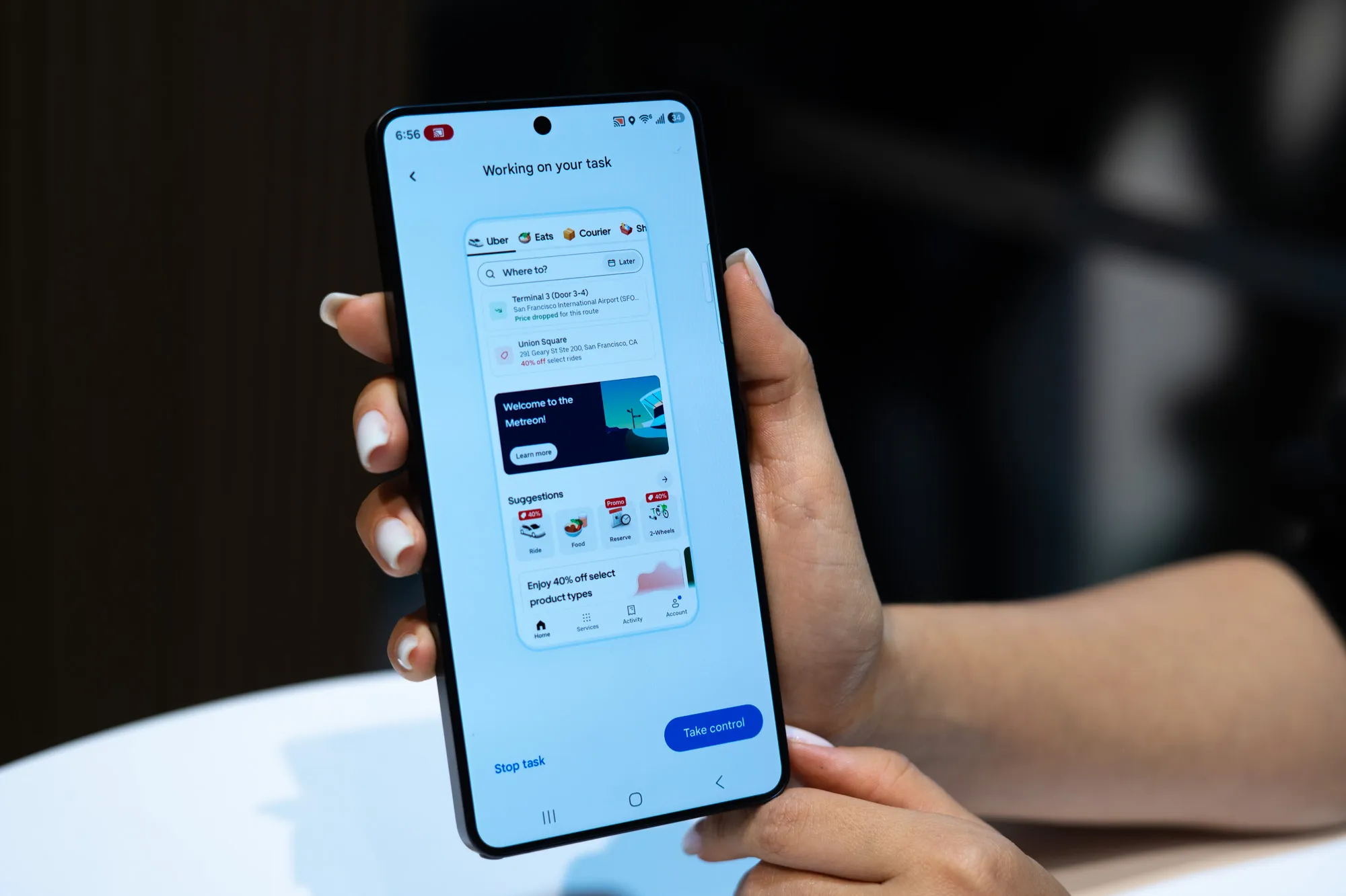 Giao diện trợ lý AI thực hiện đặt xe tự động