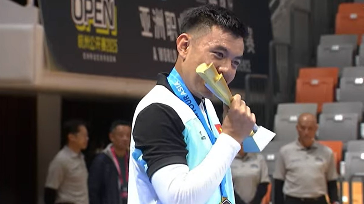 Hoàng Nam hôn cúp vô địch.