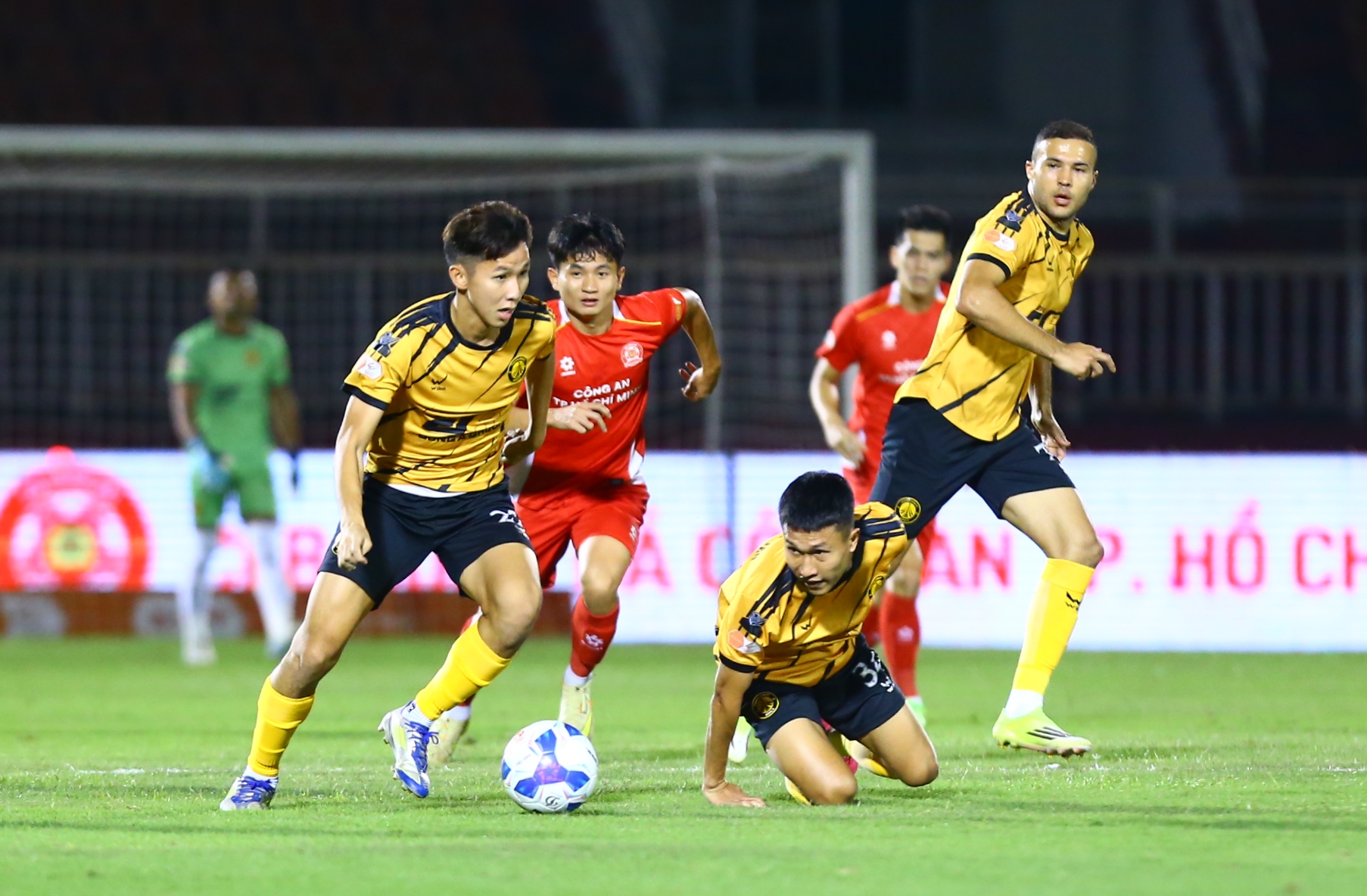 Việt kiều Lào ghi 2 bàn, tạo địa chấn trước CLB Công An TP.HCM