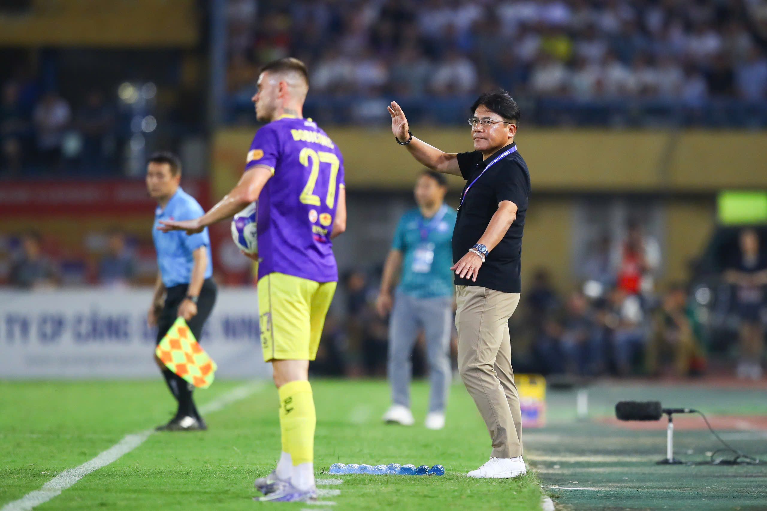 HLV Makoto Teguramori đang rất khó khăn để đưa Hà Nội FC đi đúng hướng.