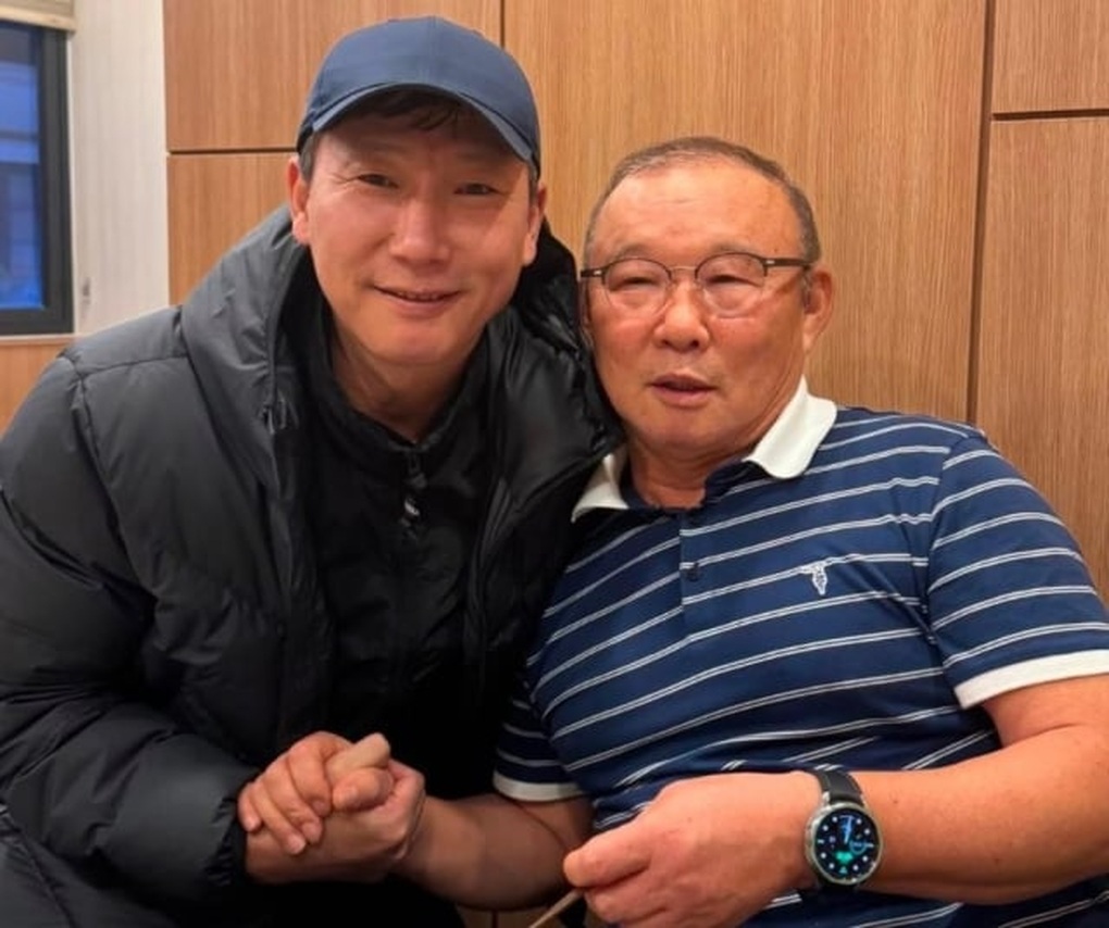 Hình ảnh gây chú ý của hai HLV Park Hang Seo và Kim Sang Sik - 2