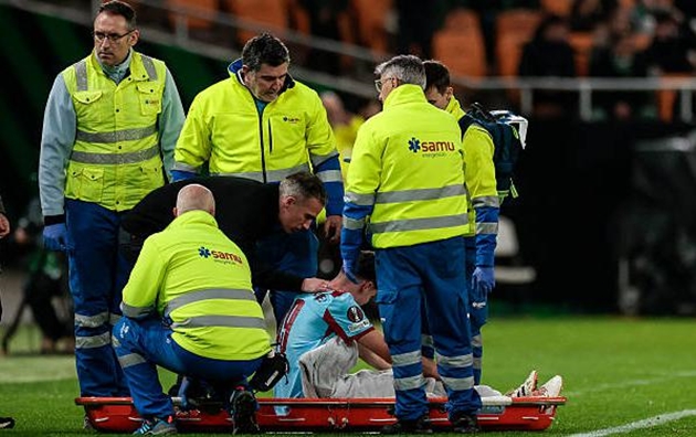 Con trai của Van Persie rời sân bằng cáng vì chấn thương.