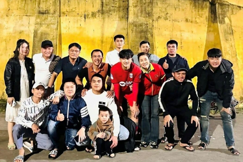 Gia đình cổ vũ thủ môn Cao Văn Bình