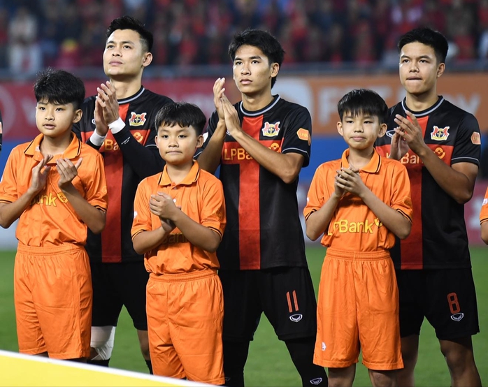 Văn Thuận và Nguyễn Thanh Nhàn trên sân tập